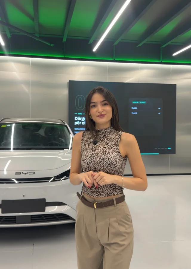 Prezantim makine në showroom gjatë një xhirimi